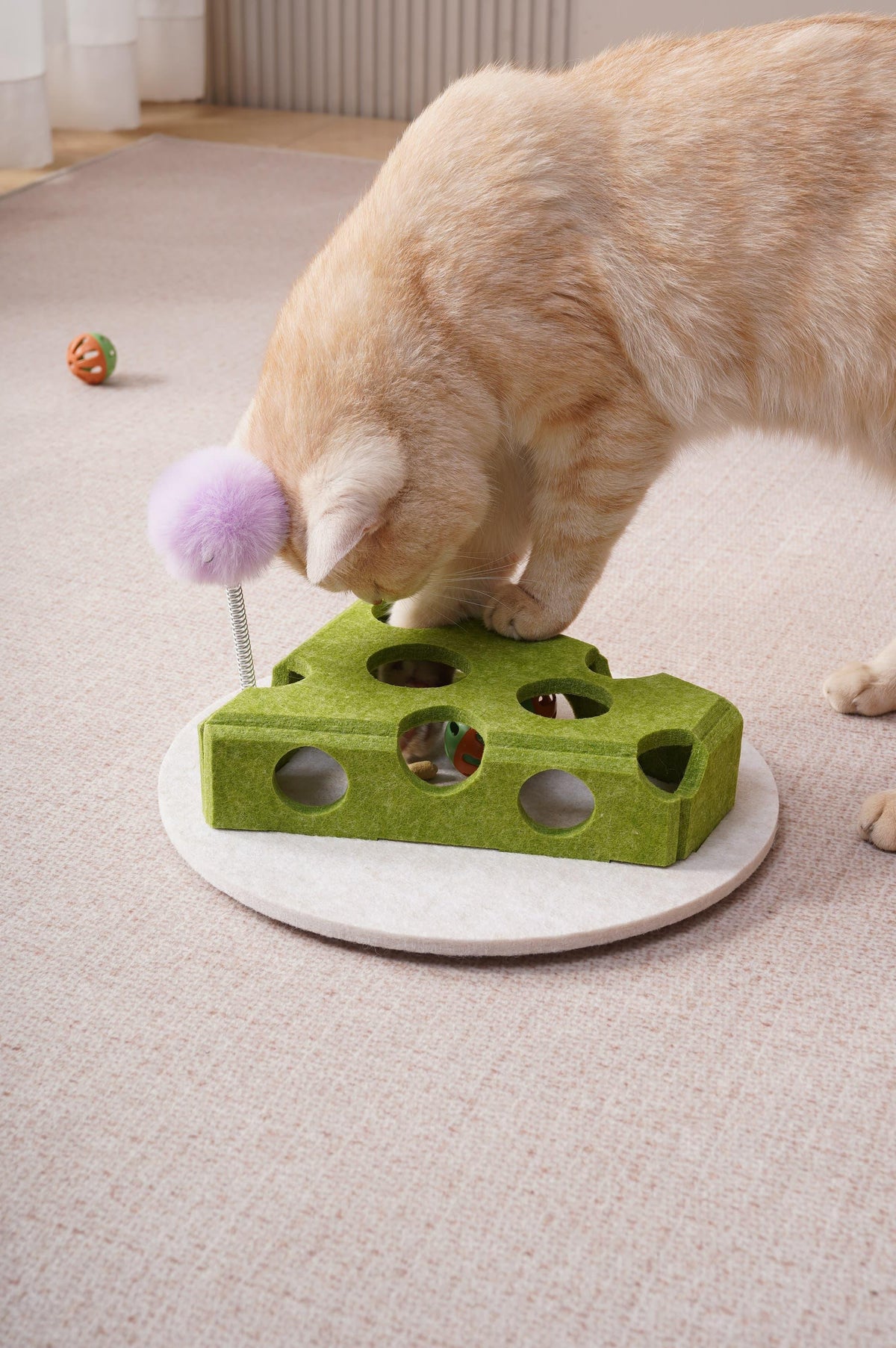 Cat Puzzle Toy With Ball And Spring-loaded Wand Felt Indoor Cat Toy Box Suction Cup Base Treat Puzzle Helps Cats Play Independently And Improves Their Intelligence.